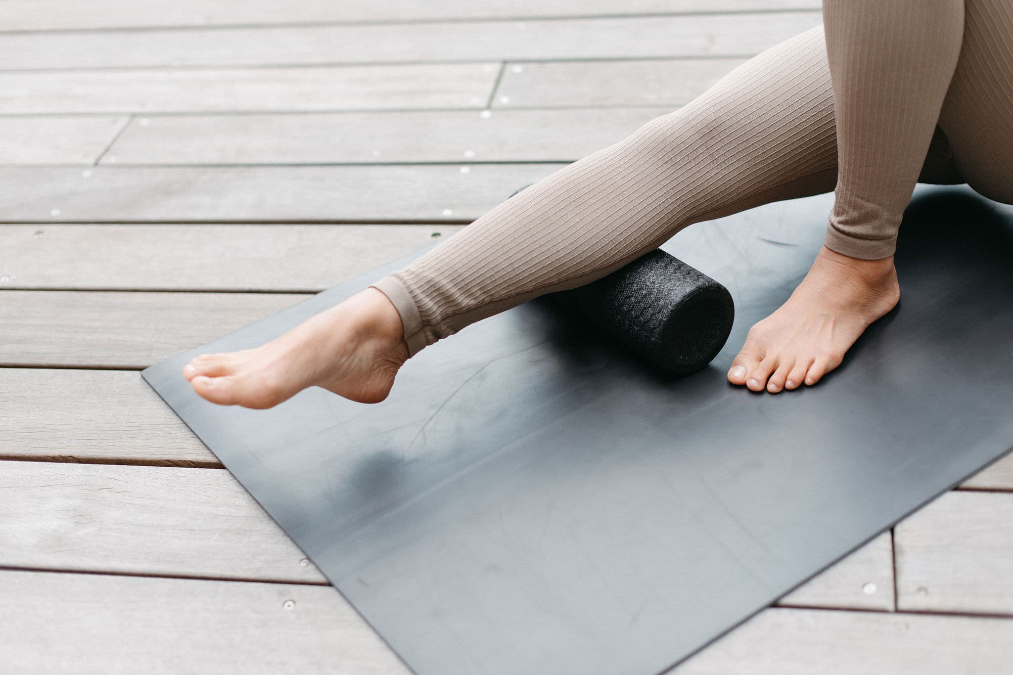 Фасциален масаж на долен крайник посредством ролка