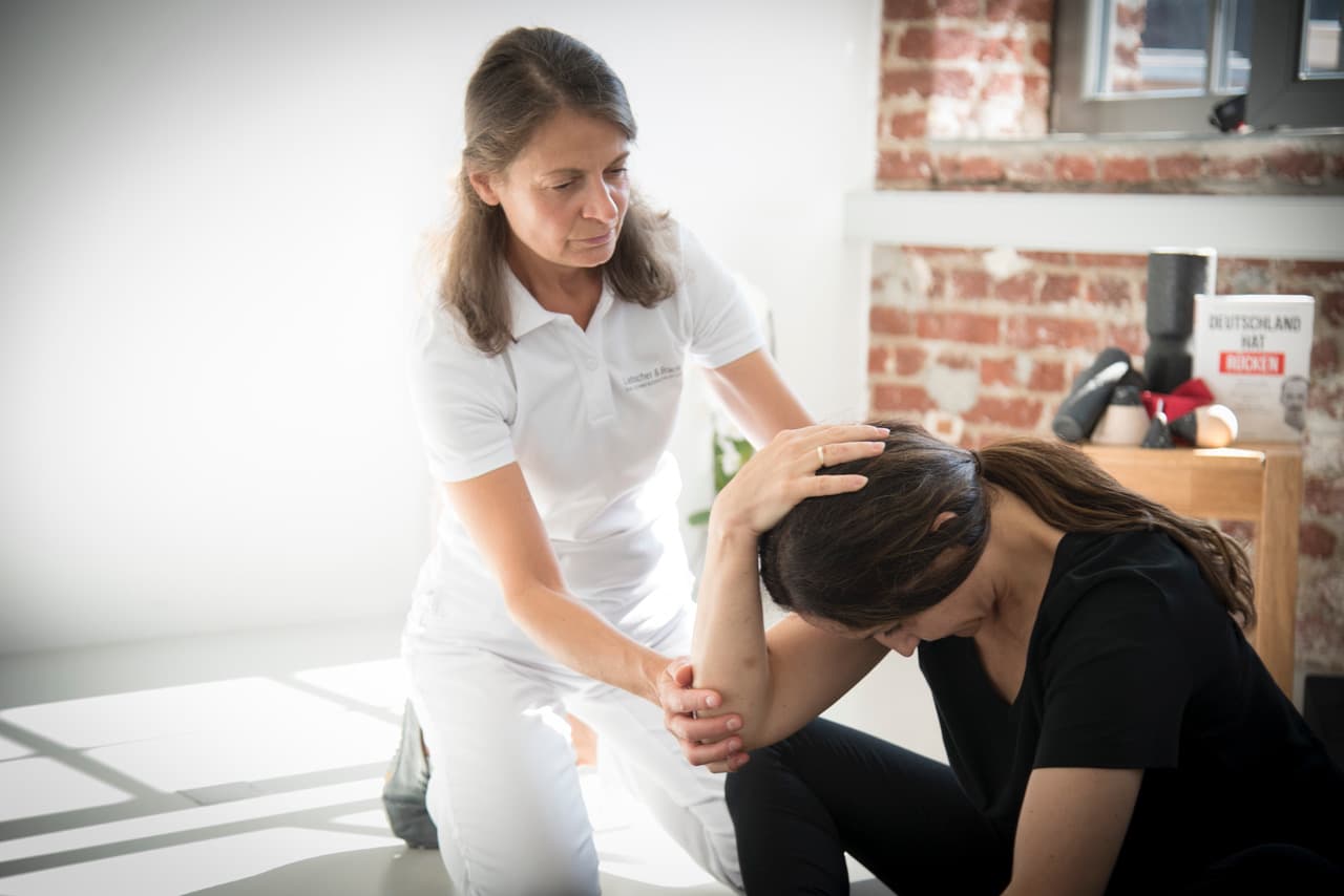 Терапевт показва упражнение за разтягане на врат