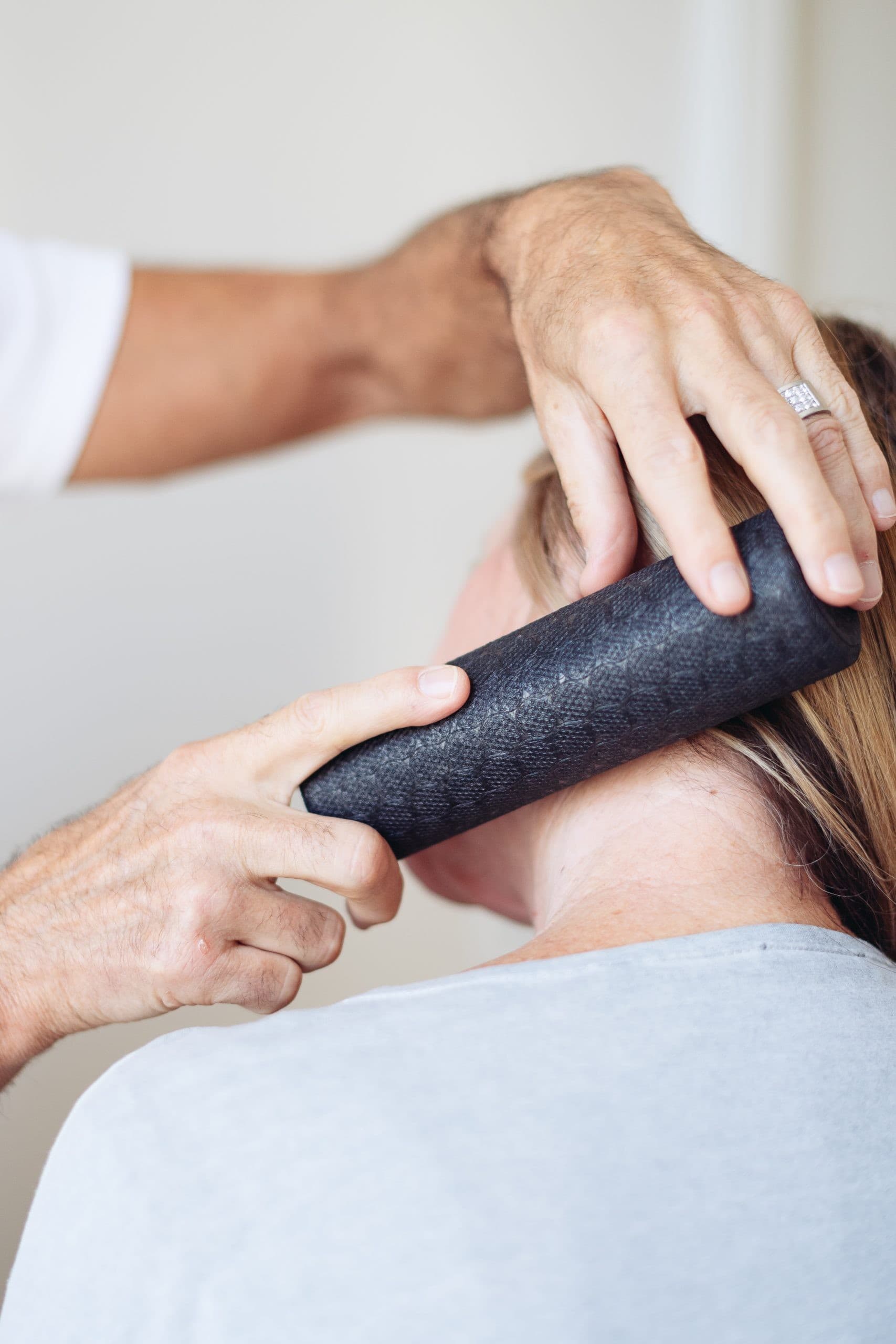 Фасциален масаж на врат посредством ролка